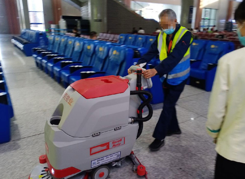 火車(chē)站使用洗地機(jī)，靈活好用，清潔效率大大提升