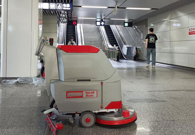 地鐵站洗地機(jī)，擁抱干凈整潔